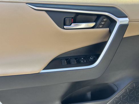 Used 2022 Toyota RAV4 Limited image 12