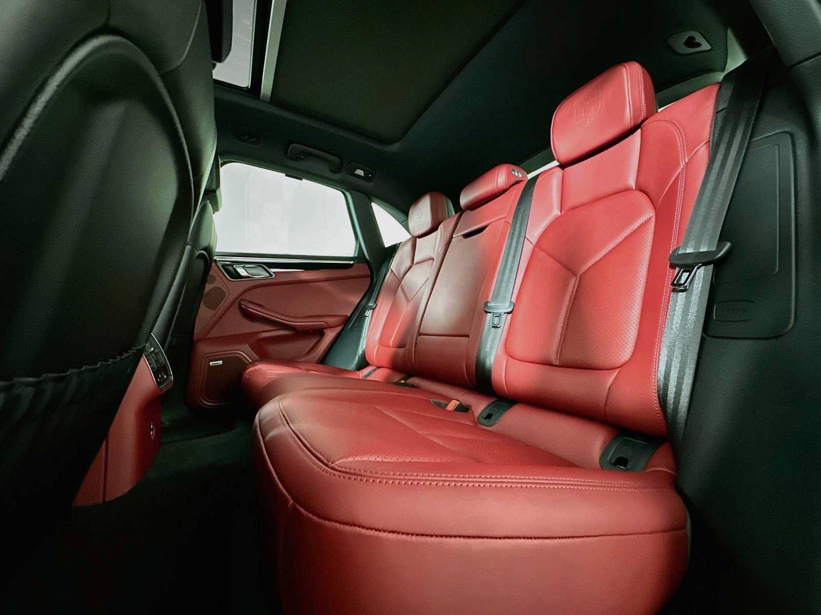 Certified 2025 Porsche Macan AWD/4WD image 23