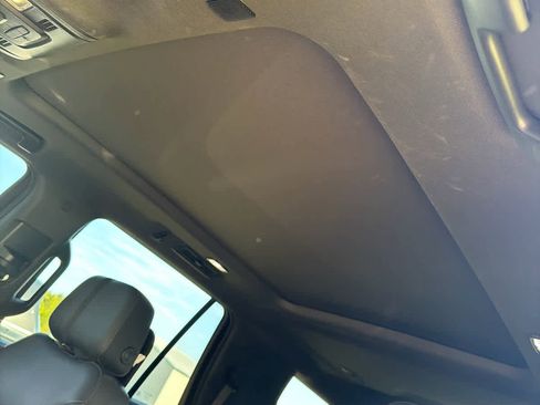 Used 2022 Chevrolet Tahoe Z71 w/ Luxury Package image 2