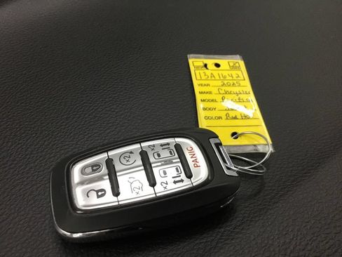 Used 2025 Chrysler Pacifica Select FWD image 12
