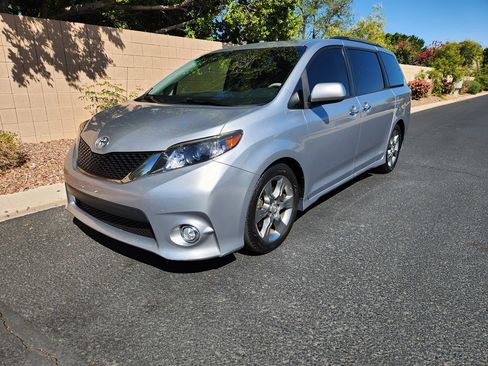 Used 2014 Toyota Sienna SE image 17