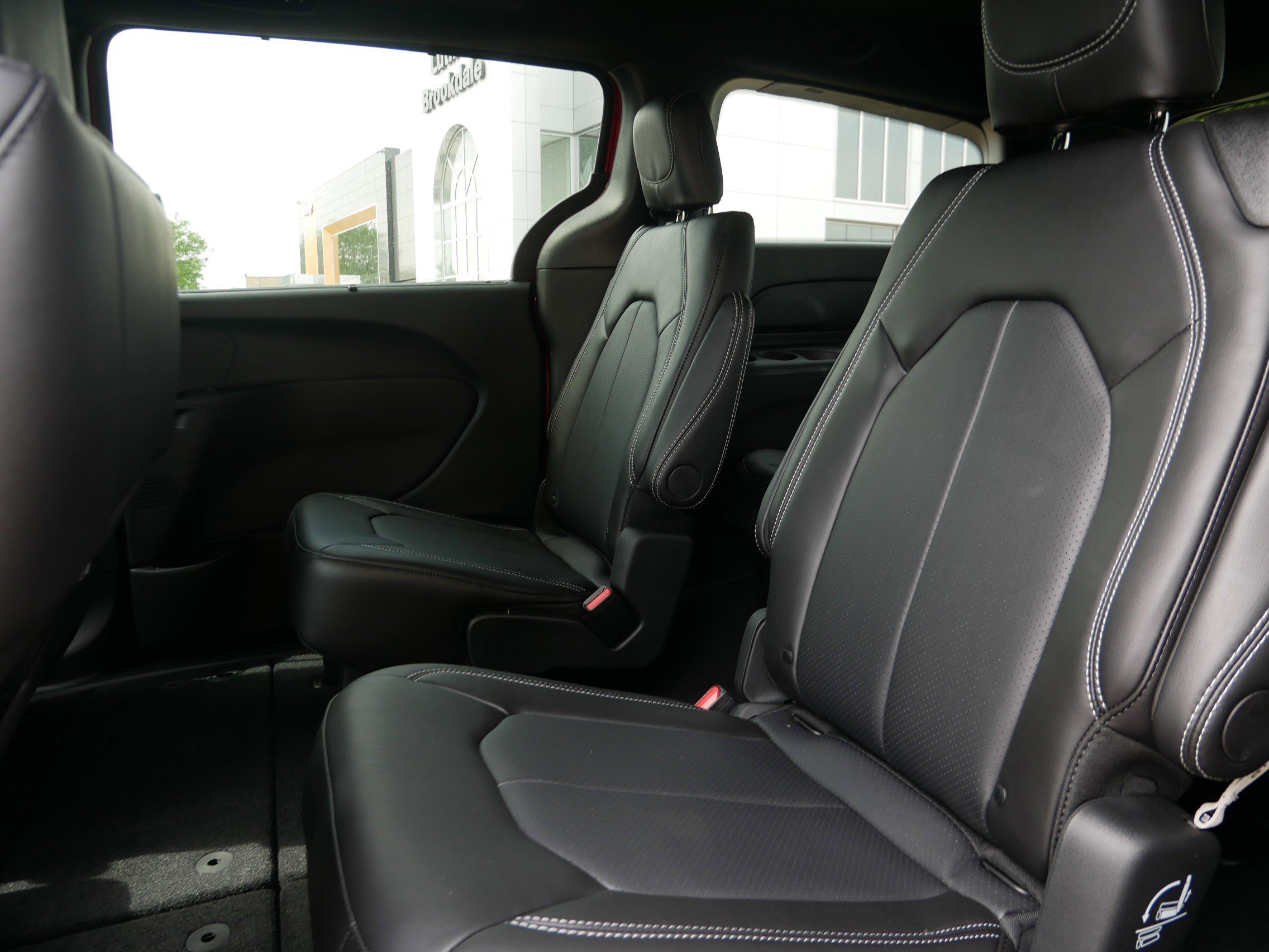 New 2027 Chrysler Pacifica Select FWD image 10