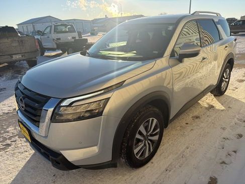 Used 2025 Nissan Pathfinder SL image 4