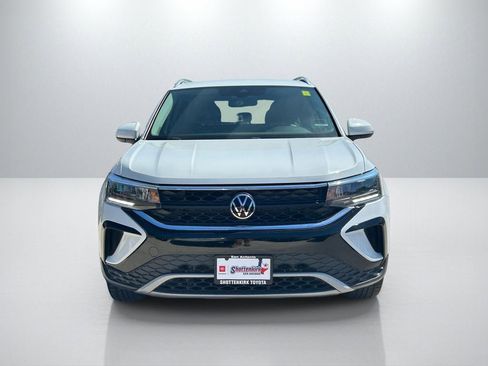 Used 2022 Volkswagen Taos SE FWD image 2