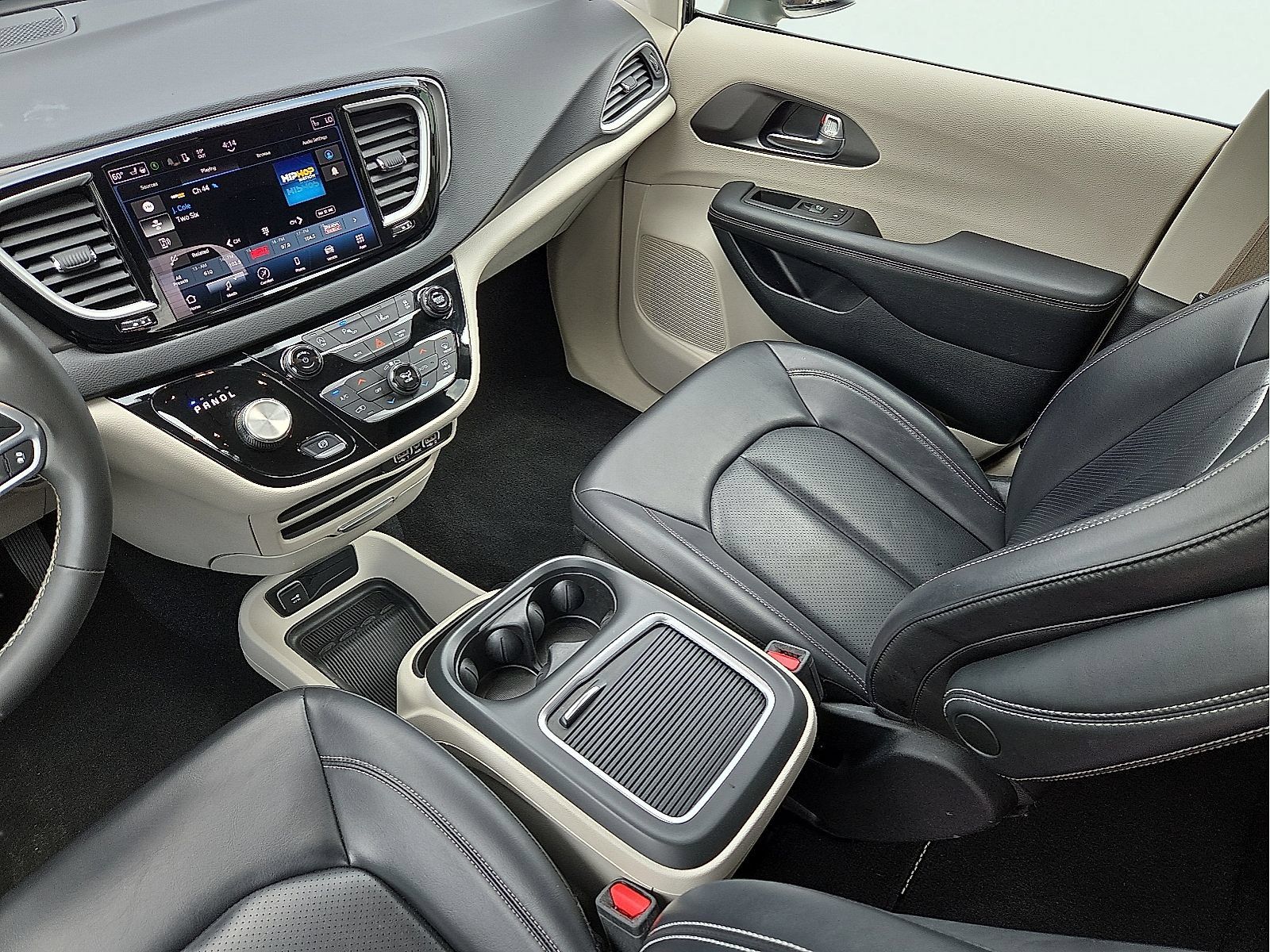 Used 2023 Chrysler Pacifica Touring-L FWD image 12