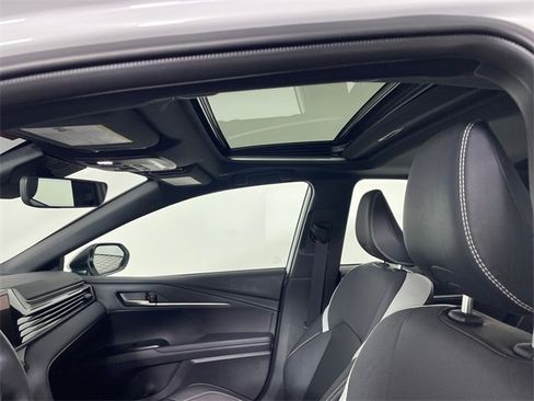 Used 2025 Toyota Camry SE w/ Convenience Package image 16
