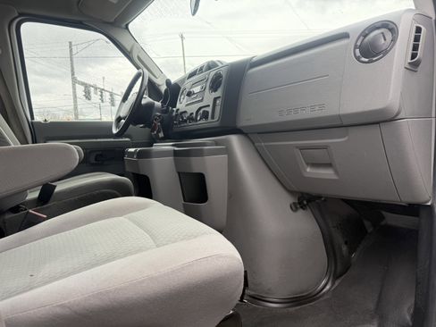 Used 2011 Ford E-350 and Econoline 350 XLT image 16