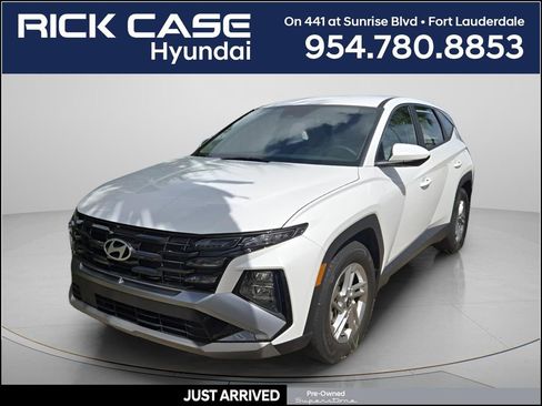 Used 2025 Hyundai Tucson SE image 1
