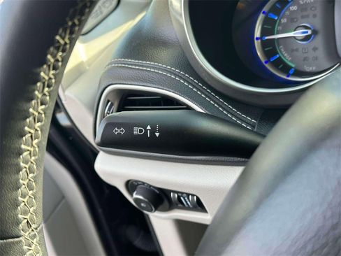 Used 2023 Chrysler Pacifica Touring-L image 23