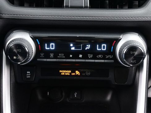 Used 2021 Toyota RAV4 LE AWD/4WD image 19