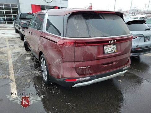 Used 2024 Kia Carnival EX image 9
