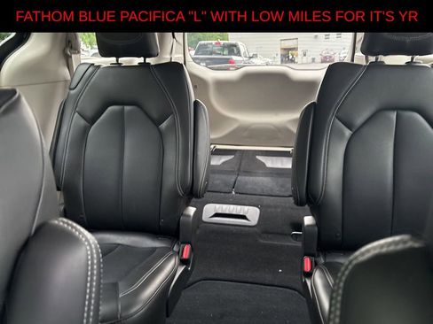 Used 2023 Chrysler Pacifica Touring-L FWD image 11