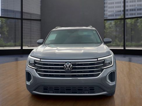 Used 2025 Volkswagen Atlas SE image 2