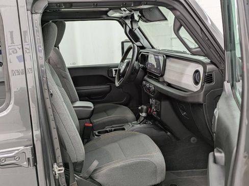 Used 2024 Jeep Wrangler Unlimited image 15