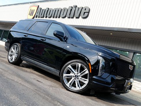 Used 2025 Cadillac Escalade Sport image 1