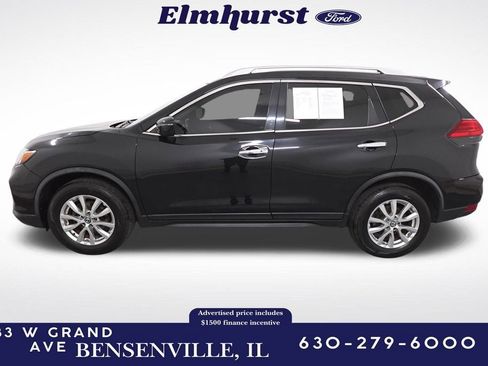 Used 2017 Nissan Rogue SV image 2