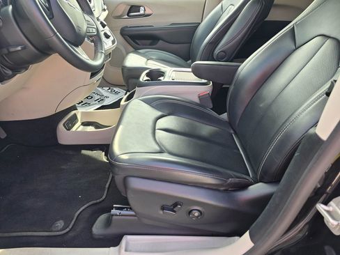 Used 2023 Chrysler Pacifica Touring-L FWD image 10