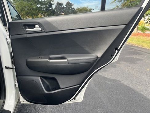 Used 2020 Kia Sportage LX image 12