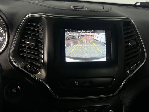 Used 2020 Jeep Cherokee Latitude Plus w/ Comfort/Convenience Group image 18