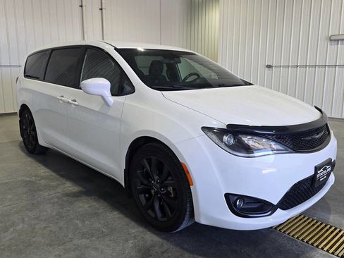 Used 2018 Chrysler Pacifica Touring Plus w/ S Appearance Package FWD image 3