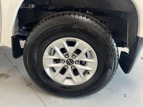 Used 2024 Nissan Frontier SV w/ Technology Package AWD/4WD image 15
