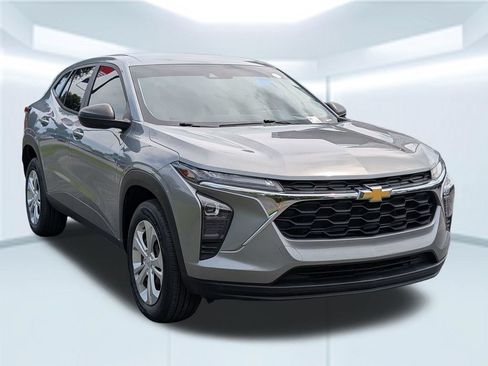 Used 2024 Chevrolet Trax LS w/ Driver Confidence Package FWD image 9