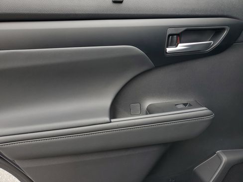 New 2026 Toyota Highlander XLE image 16