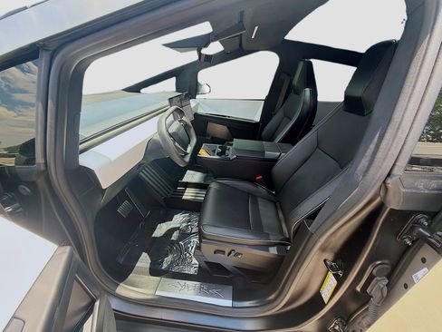Used 2024 Tesla Cybertruck AWD Crew Cab image 17