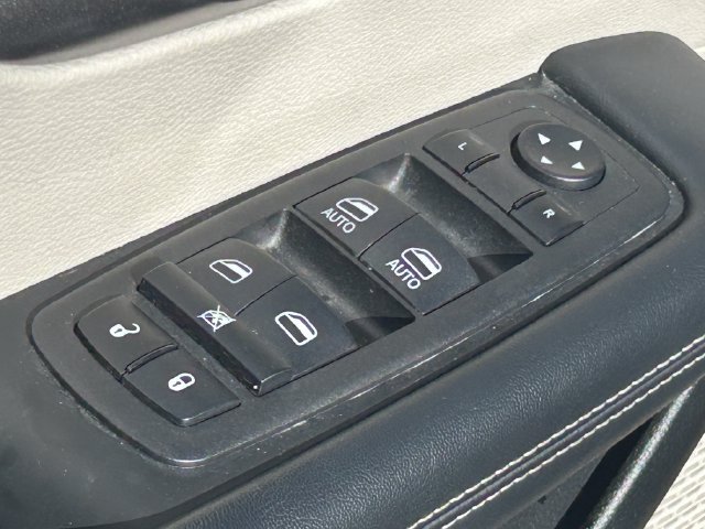 Used 2023 Chrysler Pacifica Touring-L FWD image 27
