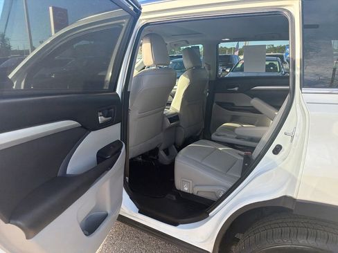 Used 2018 Toyota Highlander XLE image 20