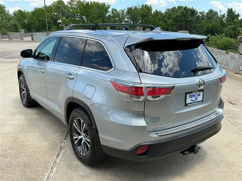 Used 2016 Toyota Highlander XLE AWD/4WD image 4