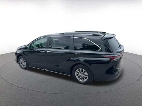 Used 2025 Toyota Sienna XLE FWD image 9