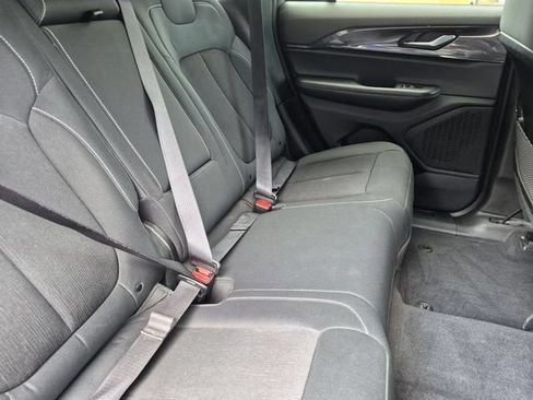 Used 2023 Jeep Grand Cherokee Laredo AWD/4WD image 27