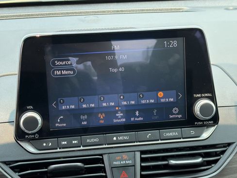 Used 2025 Nissan Altima 2.5 SV FWD image 18