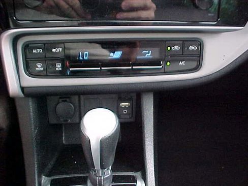 Used 2017 Toyota Corolla LE image 22