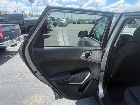 Used 2025 Kia Soul LX w/ LX Technology Package FWD image 31