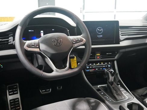 Used 2025 Volkswagen Jetta Sport image 13