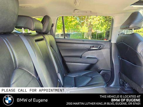 Used 2022 Toyota Highlander XLE AWD/4WD image 15