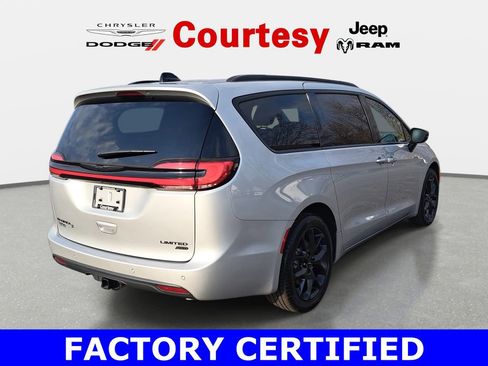 Used 2024 Chrysler Pacifica Limited w/ S Appearance Package AWD/4WD image 4