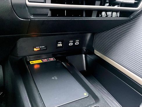 Used 2025 Toyota Camry SE image 30