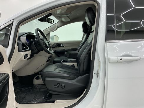 Used 2022 Chrysler Pacifica Touring-L FWD image 14