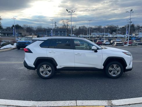 Used 2025 Toyota RAV4 XLE w/ Convenience Package image 6