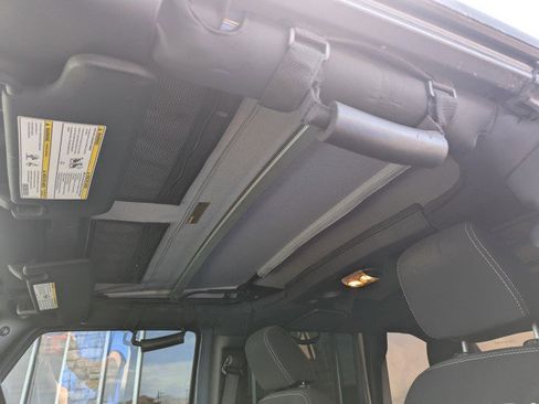 Used 2015 Jeep Wrangler Unlimited Sahara AWD/4WD image 17