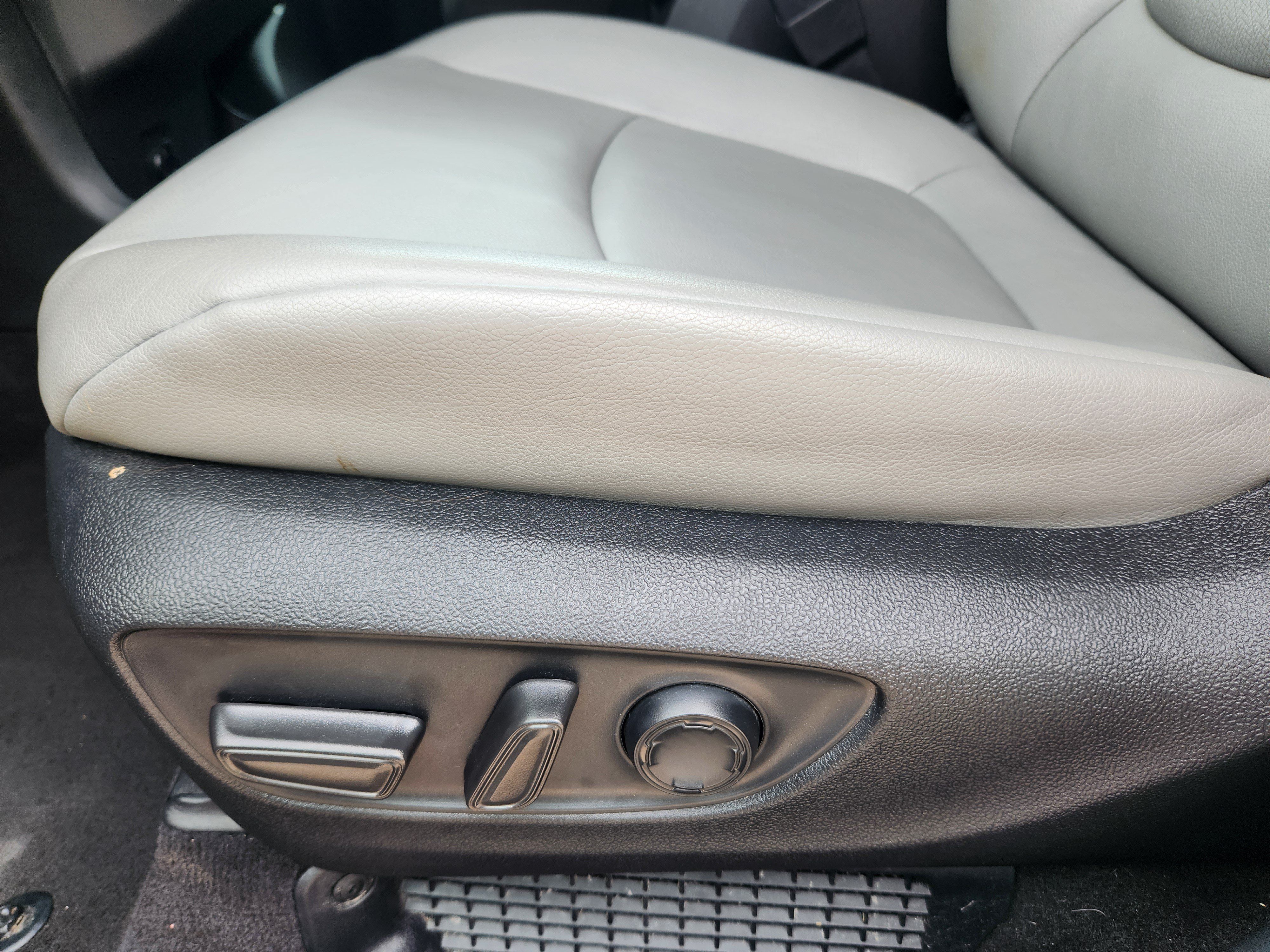 Used 2025 Toyota Sienna XLE FWD image 18