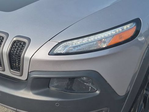 Used 2018 Jeep Cherokee Trailhawk w/ Quick Order Package 27L AWD/4WD image 9