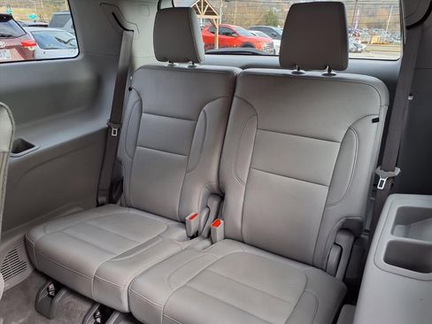 Used 2023 GMC Acadia SLT w/ Technology Package image 10