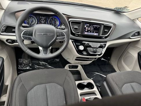 Used 2023 Chrysler Voyager LX image 9