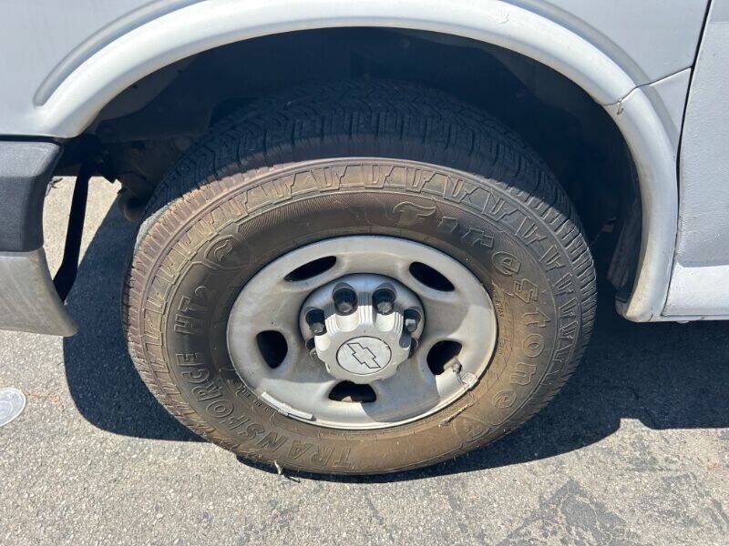 Used 2014 Chevrolet Express 2500 RWD image 16