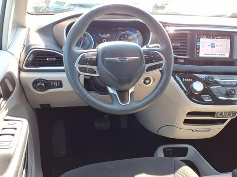 Used 2023 Chrysler Voyager LX FWD image 6