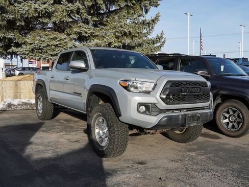 Used 2019 Toyota Tacoma TRD Off-Road image 2